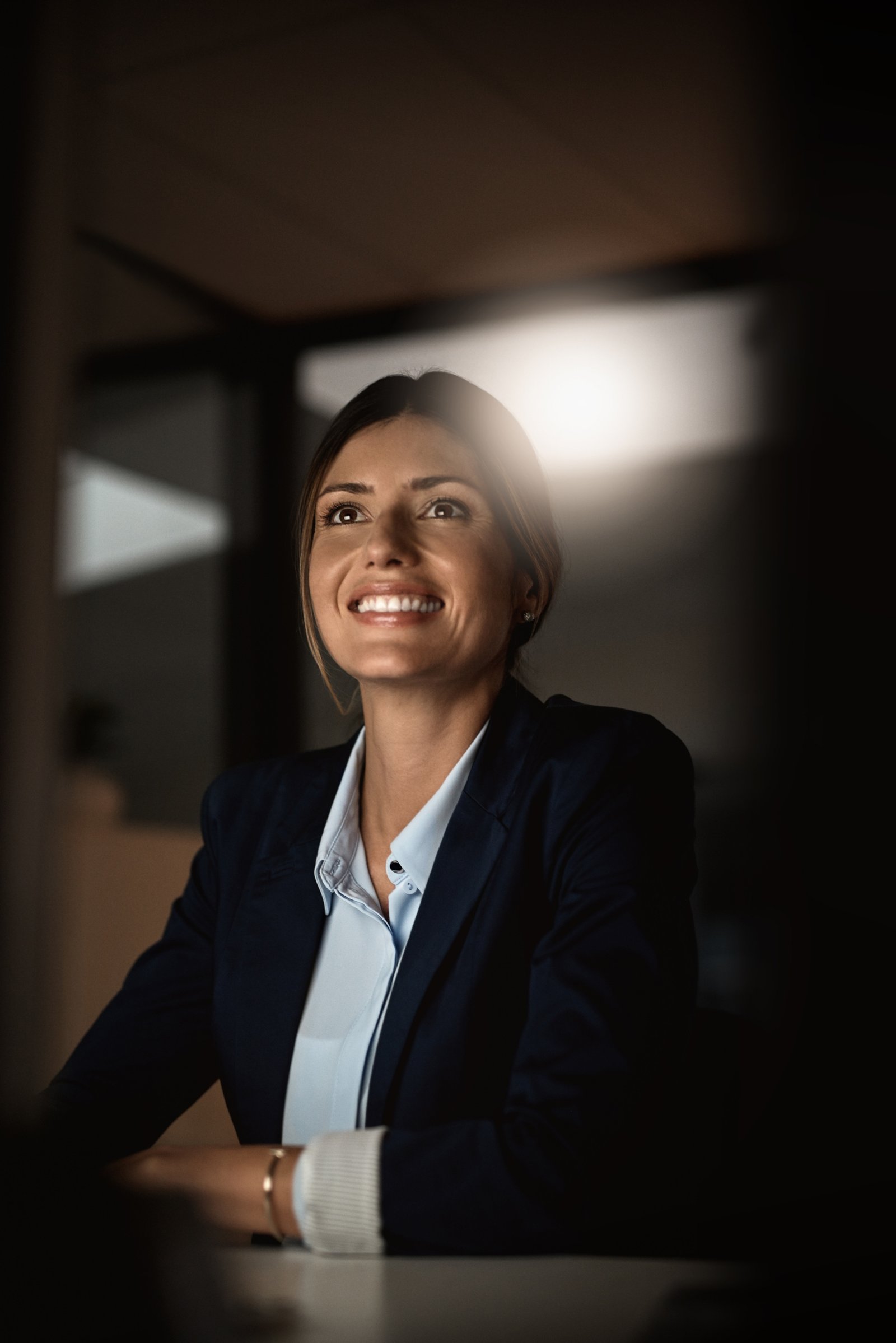 Profissional sorrindo, representando quem já se preparou para a oportunidade